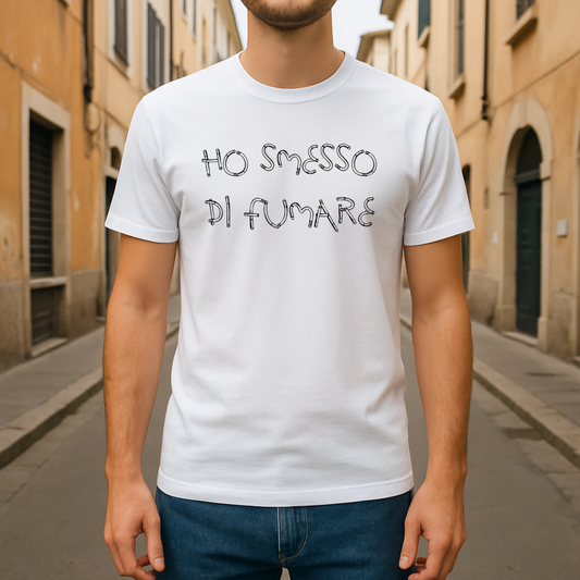 T-shirt ironica "Ho smesso di fumare" – Modello classico in cotone pesante.